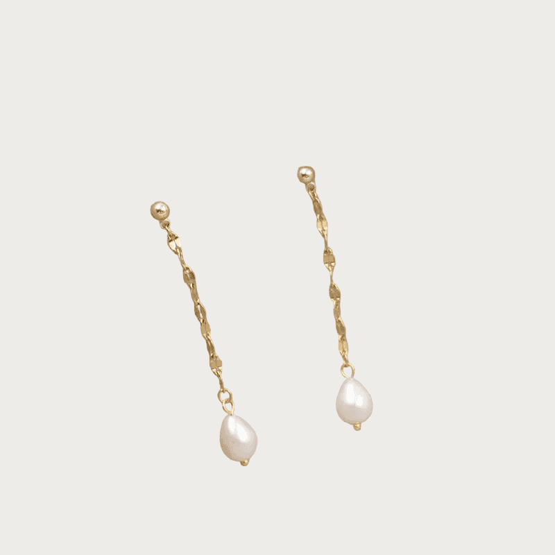 White Pearl Drop oorbellen van stainless steel met goudkleurige ketting en witte parel. Minimalistisch design voor sieradenliefhebbers.
