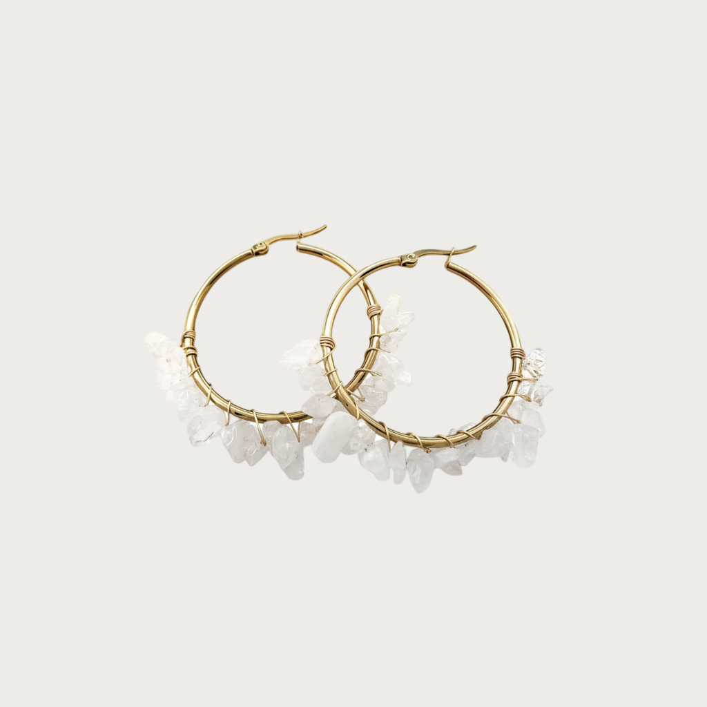 Gouden oorringen met witte crystal natuursteen, handgemaakte stainless steel oorbellen met kristallen.