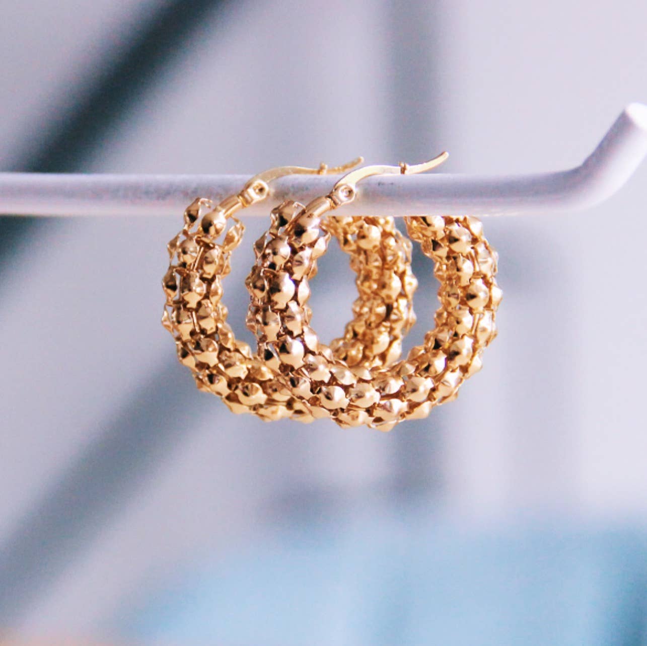 2 gouden 'Party Hoops' oorbellen van stainless steel, dames oorbellen in ringvorm met bubble textuur