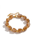 Amber kralenarmband met onregelmatige resin kralen en gouden details, modieuze dames sieraden
