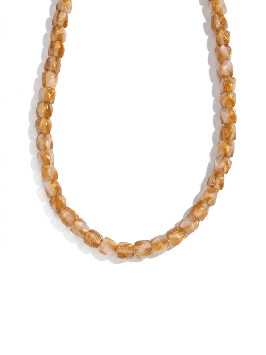 Amberkleurige kralenketting gemaakt van hars, elegant en tijdloos, perfect voor dagelijks gebruik of speciale gelegenheden