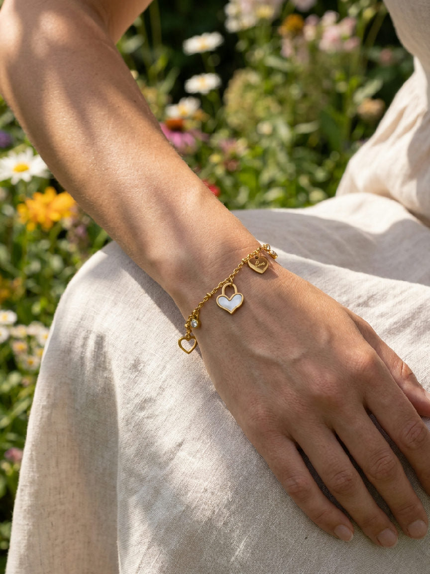 Elegante stalen armband om de pols van een model, zomerse sfeer, zonder koffie