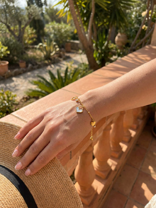 Zomerse look: elegante RVS armband om de pols van een model, schitterend in het zonlicht, perfect voor het strand
