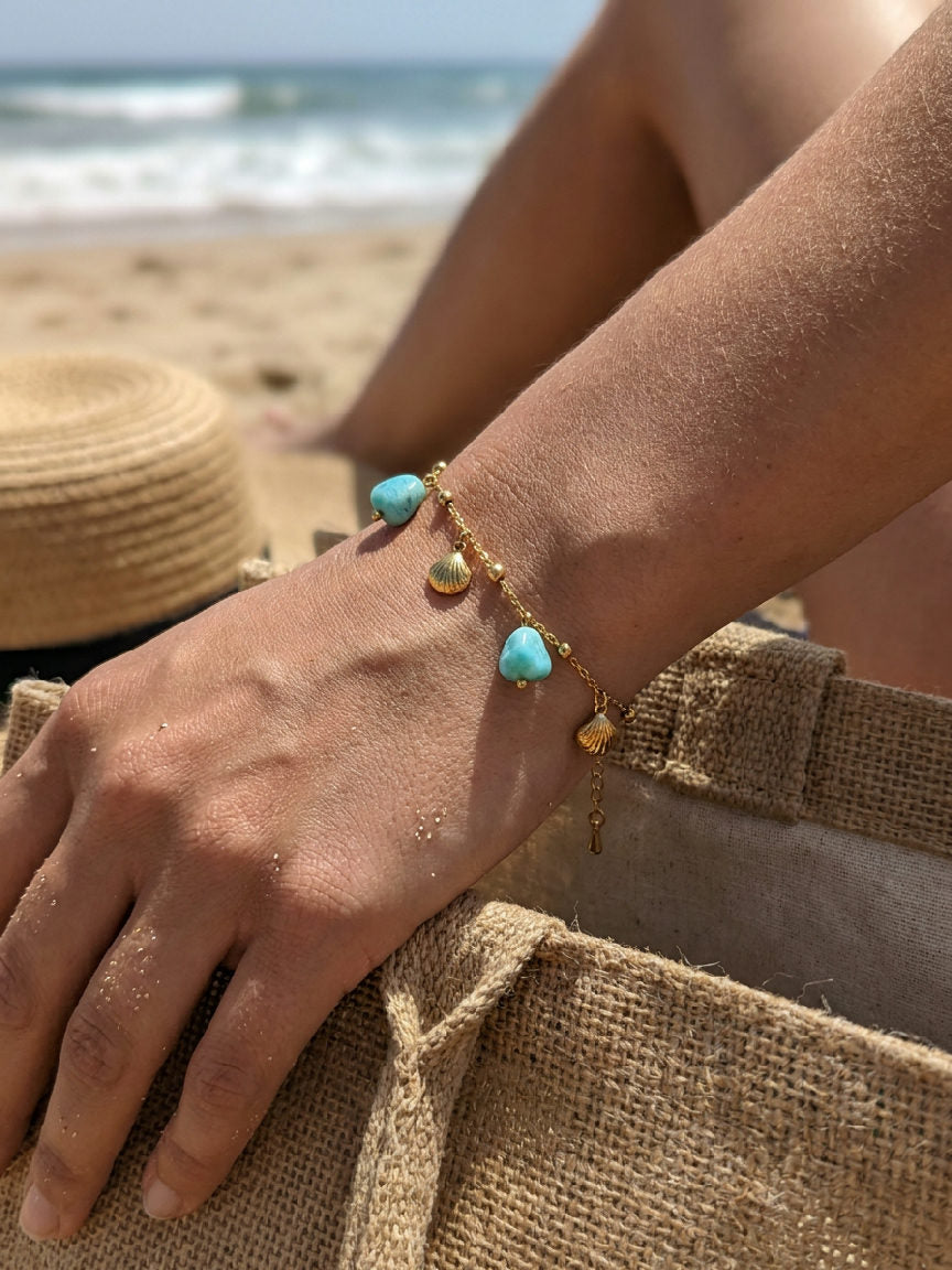 Elegante stalen armband om de pols, gepolijst en reflecterend in het zonlicht, perfect voor dagelijks gebruik