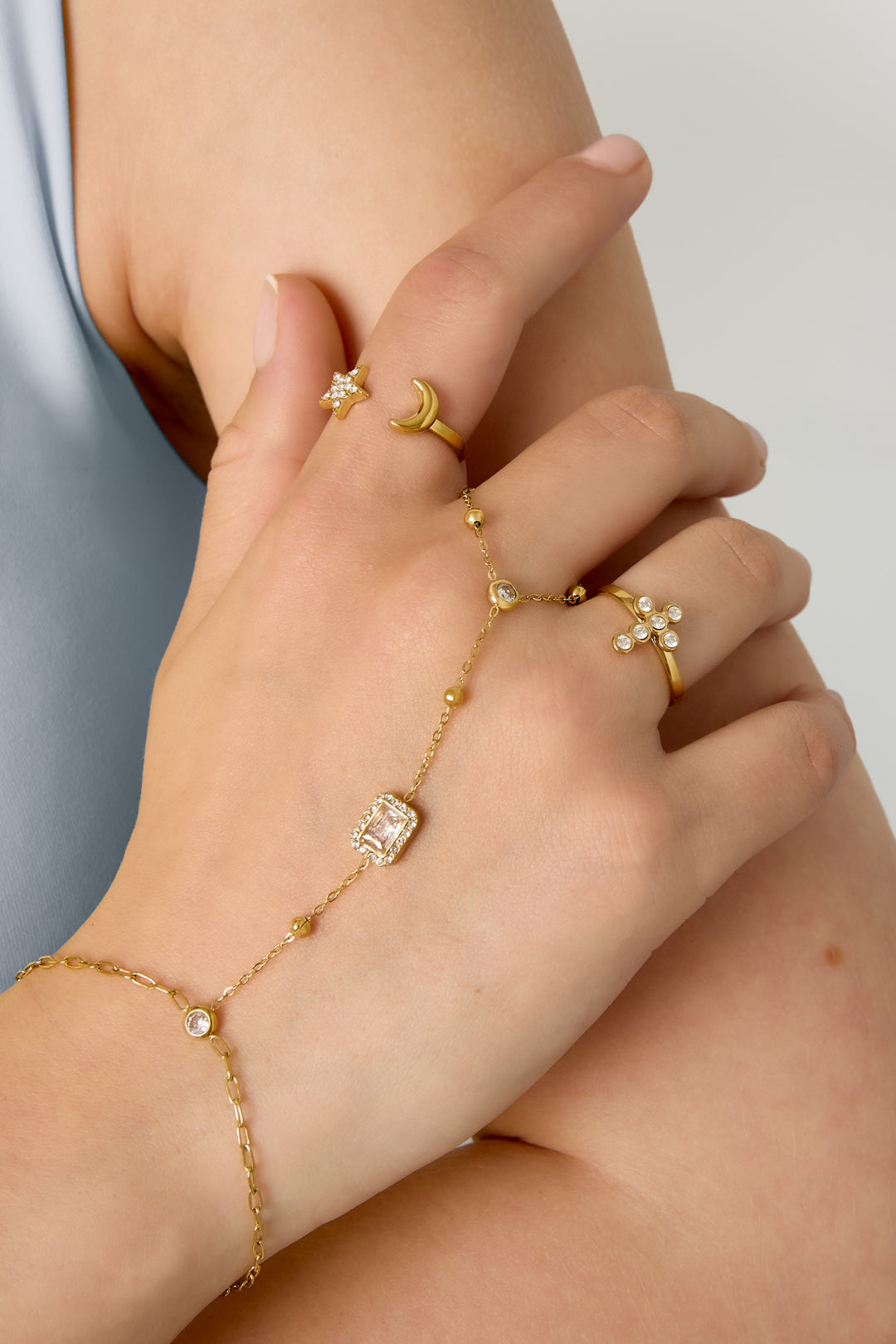 Handchain met omlijste statement steen