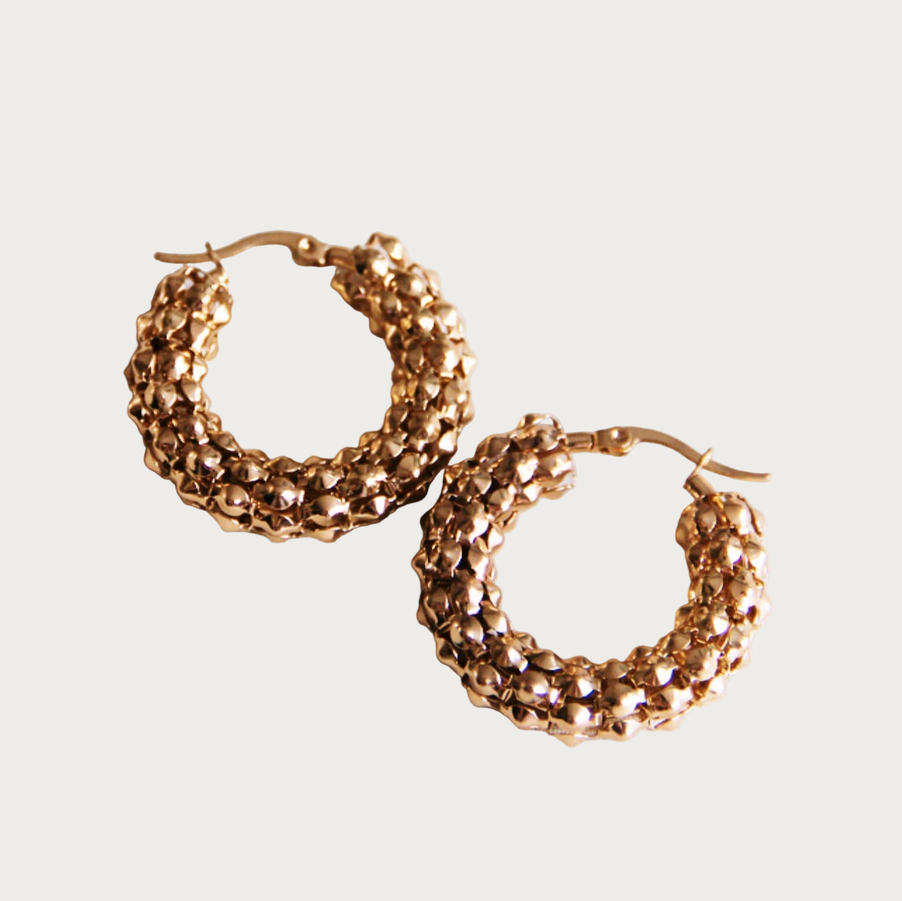 Gouden stainless steel Party Hoops oorbellen met gedetailleerde textuur voor een feestelijke look.