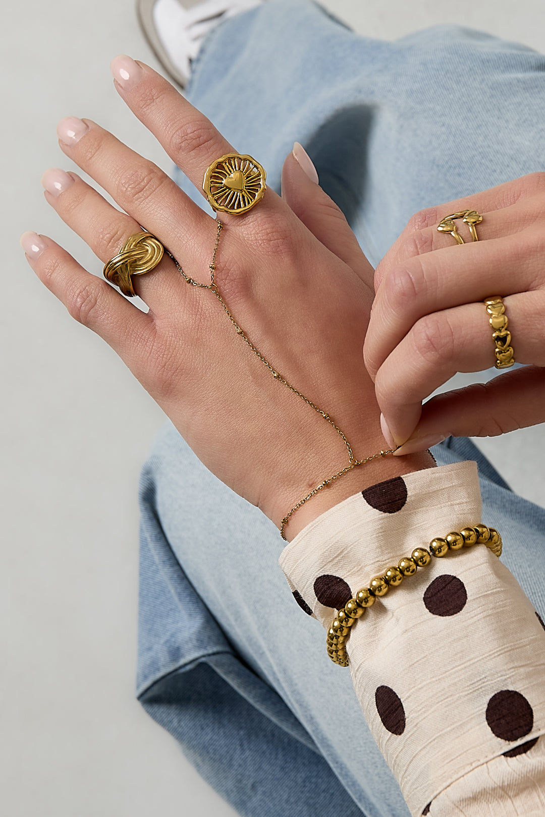 Handchain met bolletjes details
