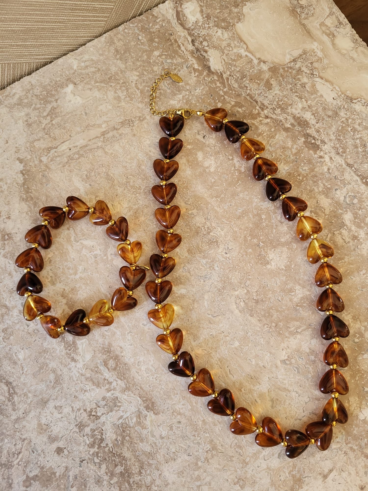 Milena hartjes armband en bijpassende ketting van amberkleurige kralen met stainless steel accenten
