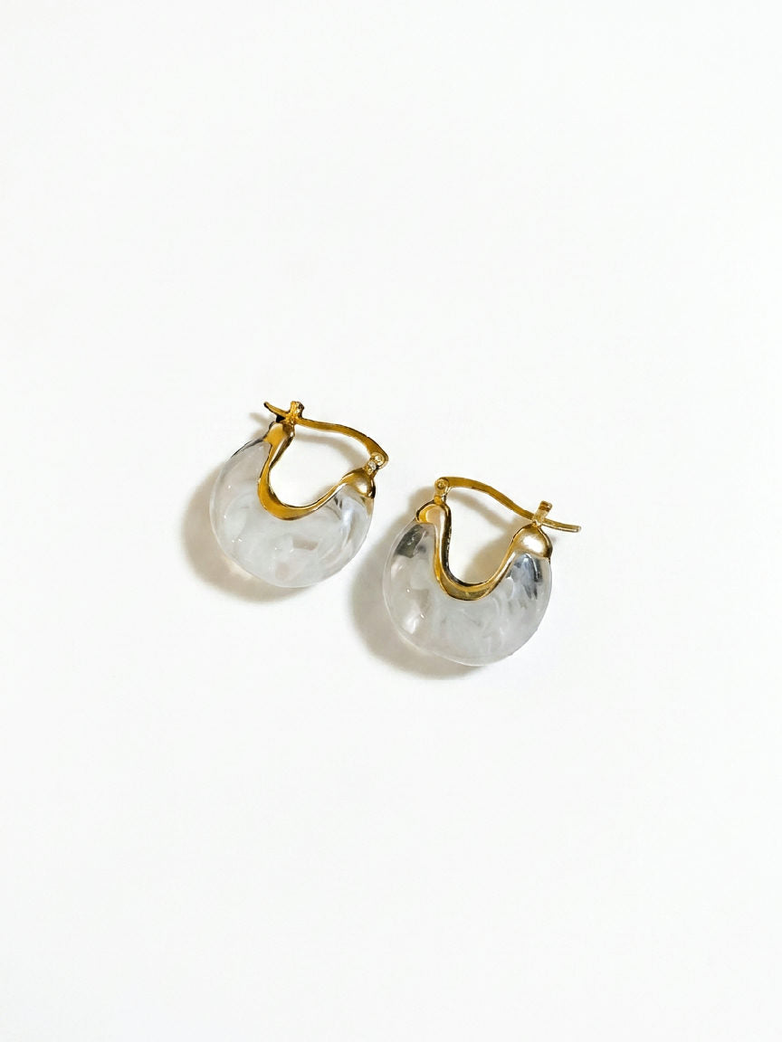 Elegante minimalistische witte roestvrijstalen oorstekers, compact en stijlvol, perfect voor dagelijks gebruik en gevoelige o
