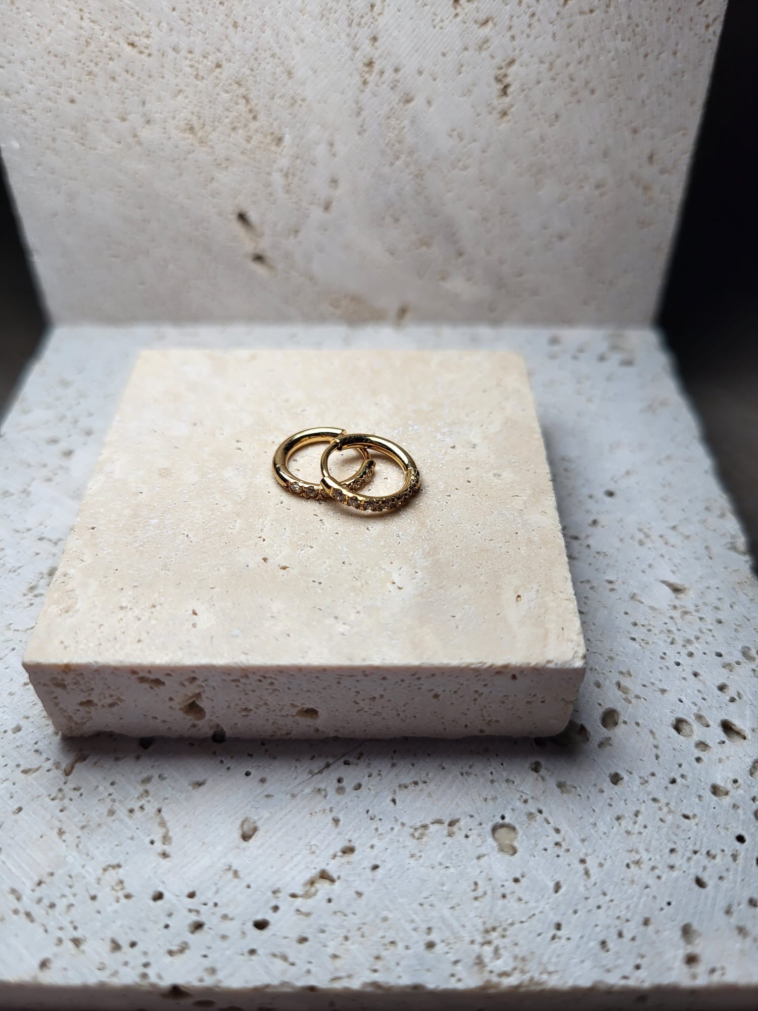 Kleine gouden Sparking Hoops oorbellen (8mm) van roestvrij staal met glinsterende steentjes op een lichte ondergrond.