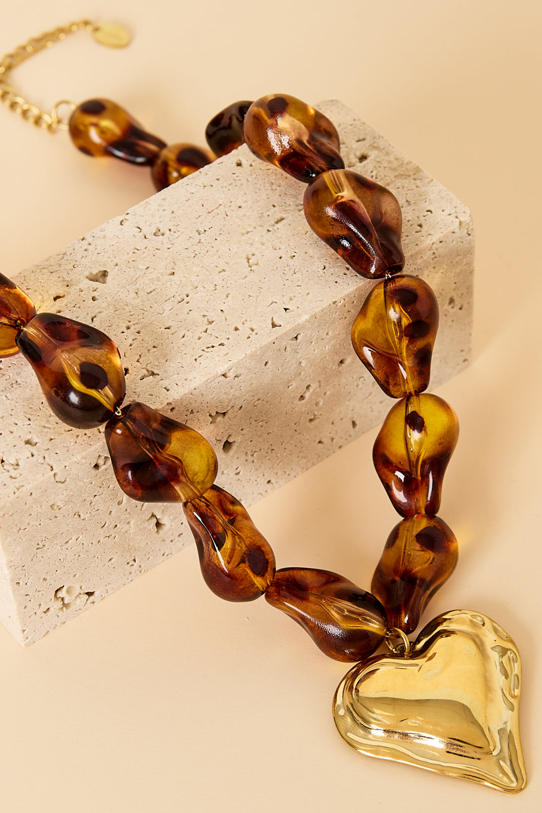 Kralenketting met natuurlijke vorm kralen en hangend hart