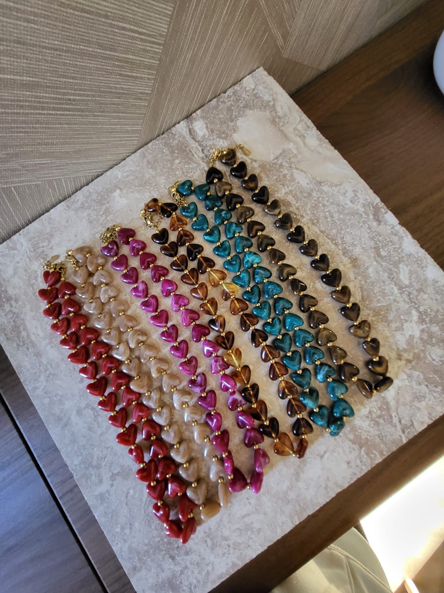 Milena hartjes kettingen in diverse kleuren zoals kakhi, rood, roze, beige, bruin, blauw en zwart van roestvrij staal.