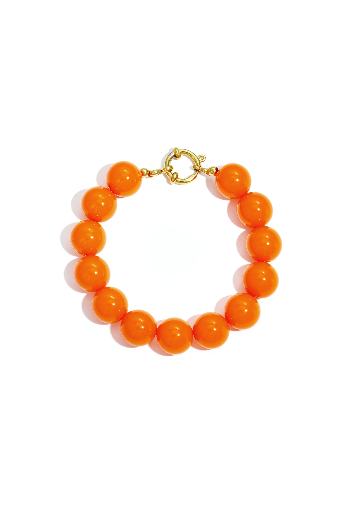 Armband met grote kralen en sluiting aan de voorkant.