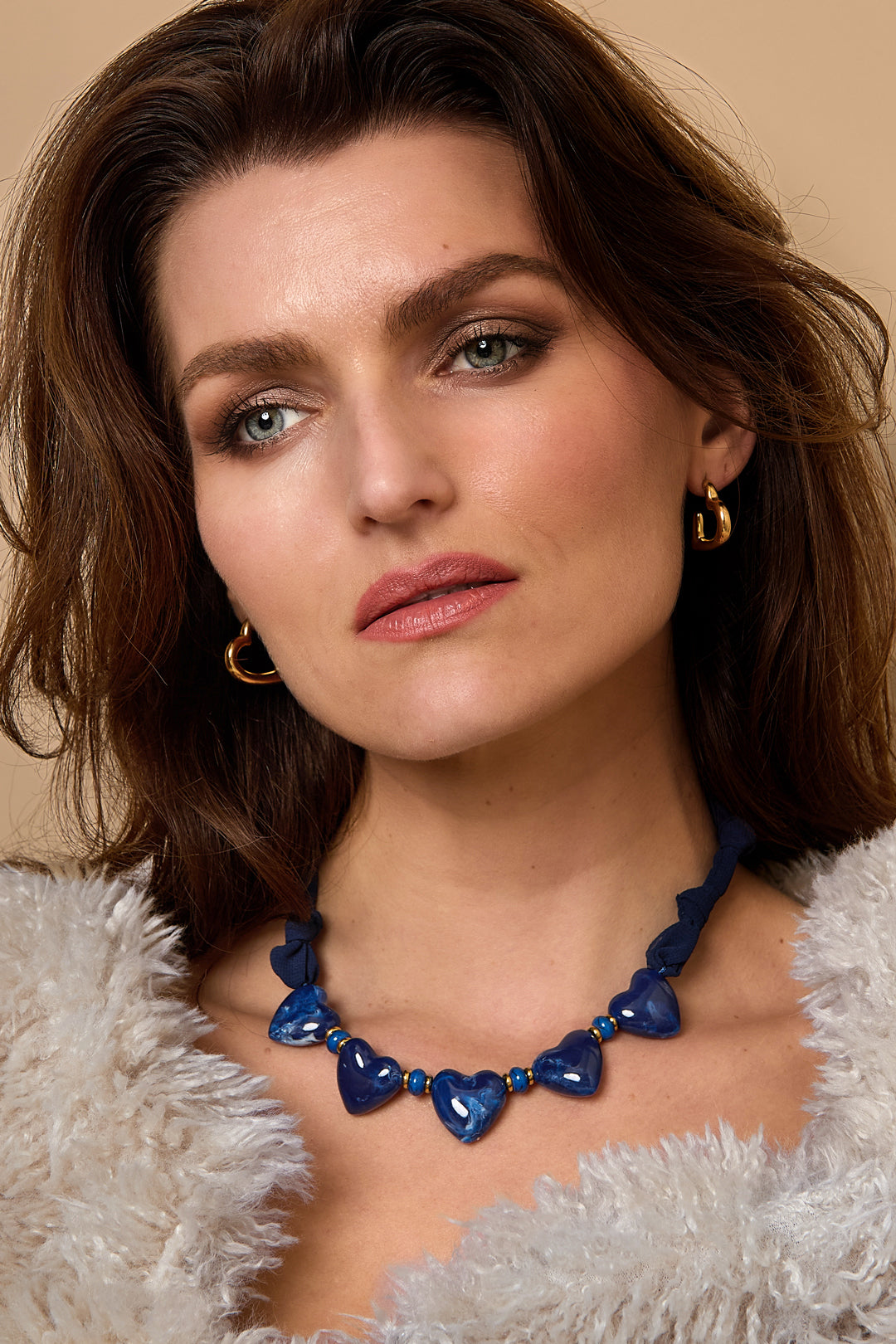 Stoffen ketting met hartjes kralen