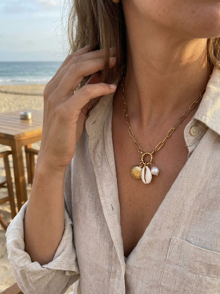 Elegant ketting met een prachtige parelmoer schelp hanger, verpakt in chique fluwelen zakje