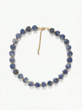Elena hartvormige kralenketting van blauw sodaliet met gouden stainless steel sluiting en verlengkettinkje