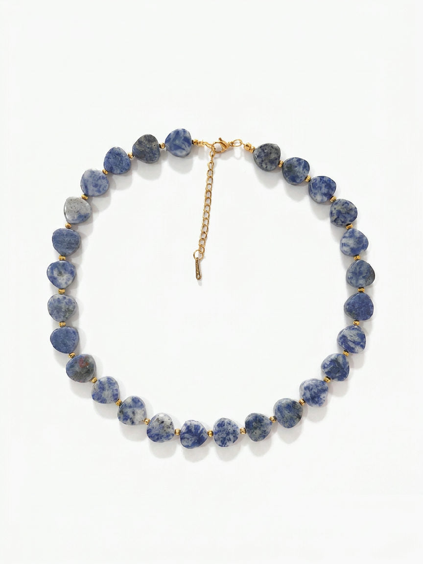 Elena hartvormige kralenketting van blauw sodaliet met gouden stainless steel sluiting en verlengkettinkje
