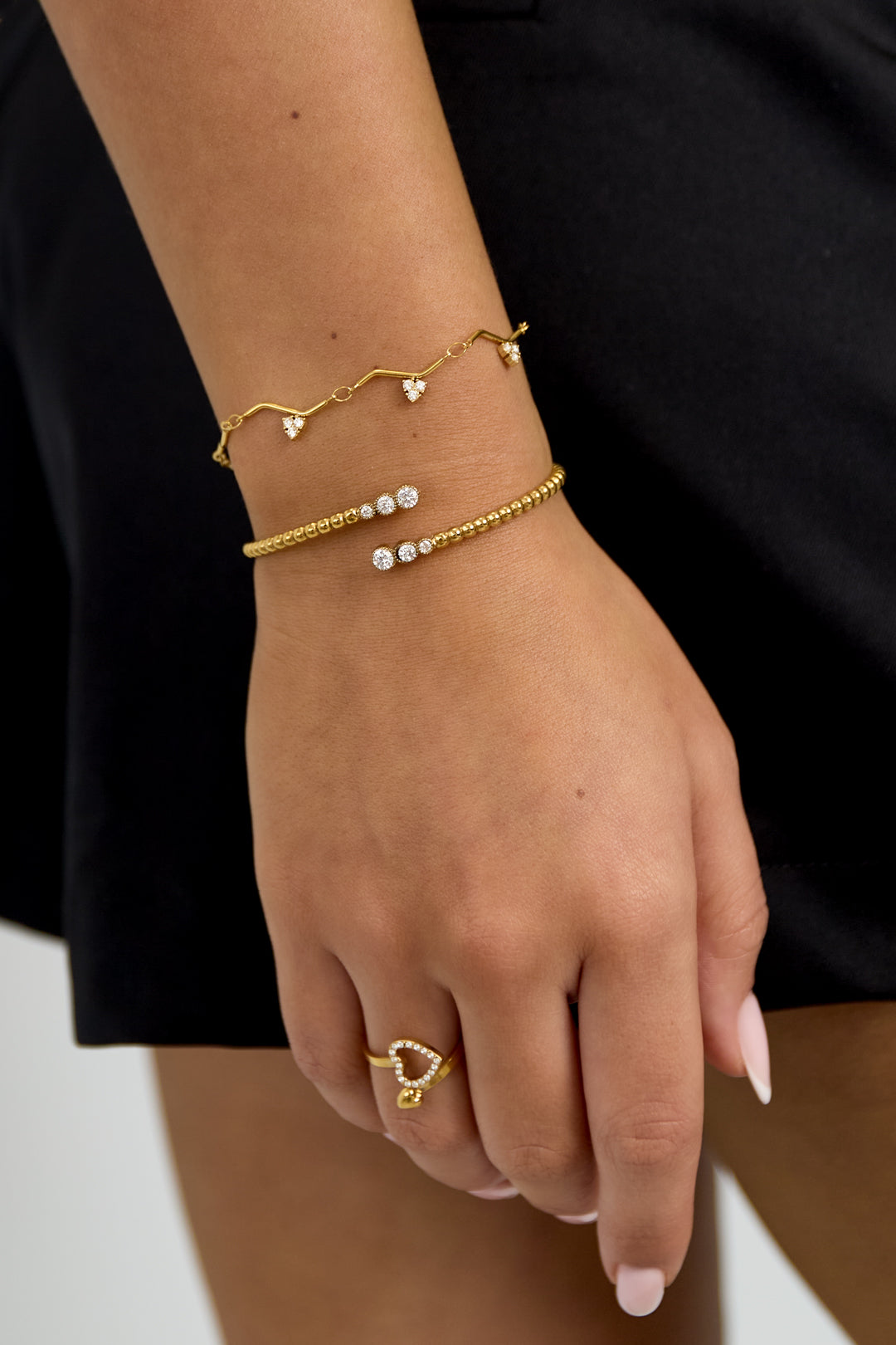 Armband met zigzag patroon en steentjes