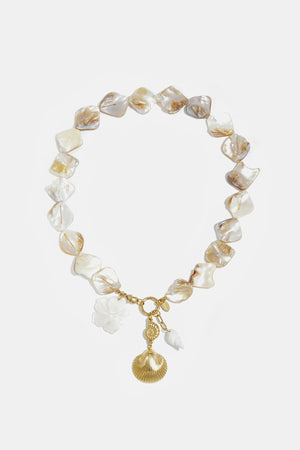 Ketting met kralen van zeeschelpen, parels en hangende schelpen