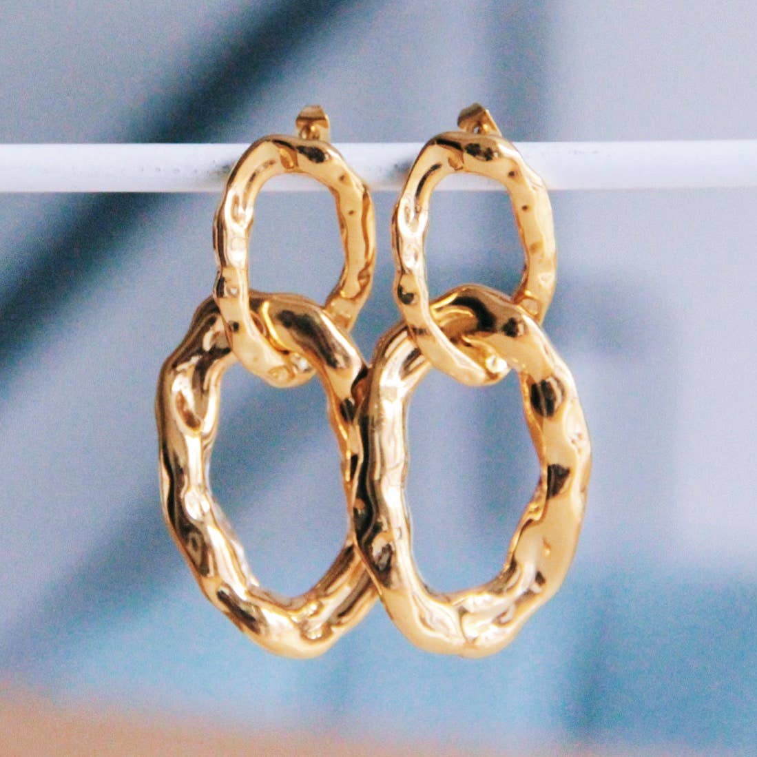 Bold Chain oorbellen van goudkleurig edelstaal met getextureerde, organische schakels