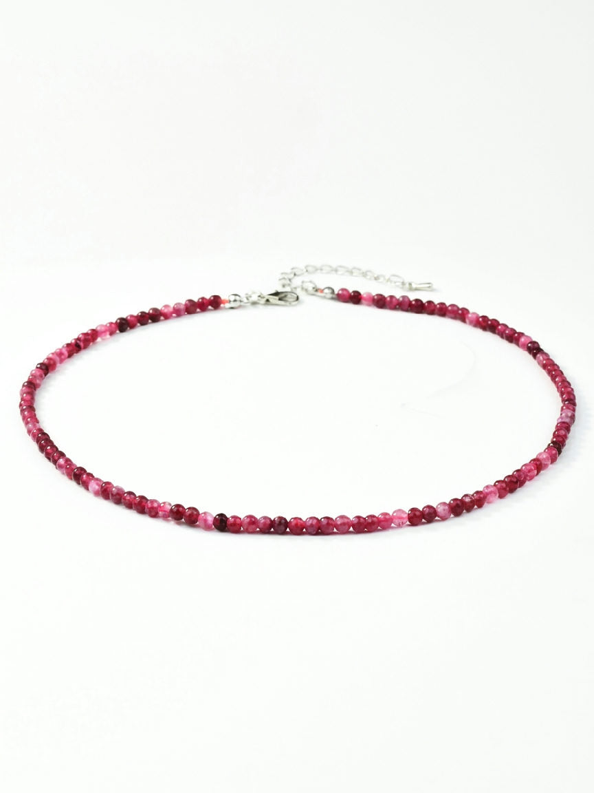 Feline kralenketting met roze en rode natuursteen kralen, zilverkleurige sluiting en verlengketting, elegante damesketting