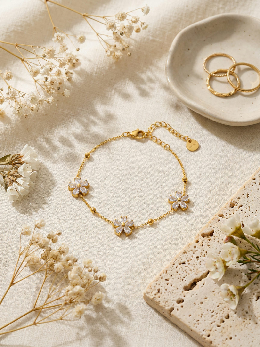 Gouden stainless steel armband met bloemvormige zirkonia hangers en kralen, dames sieraad