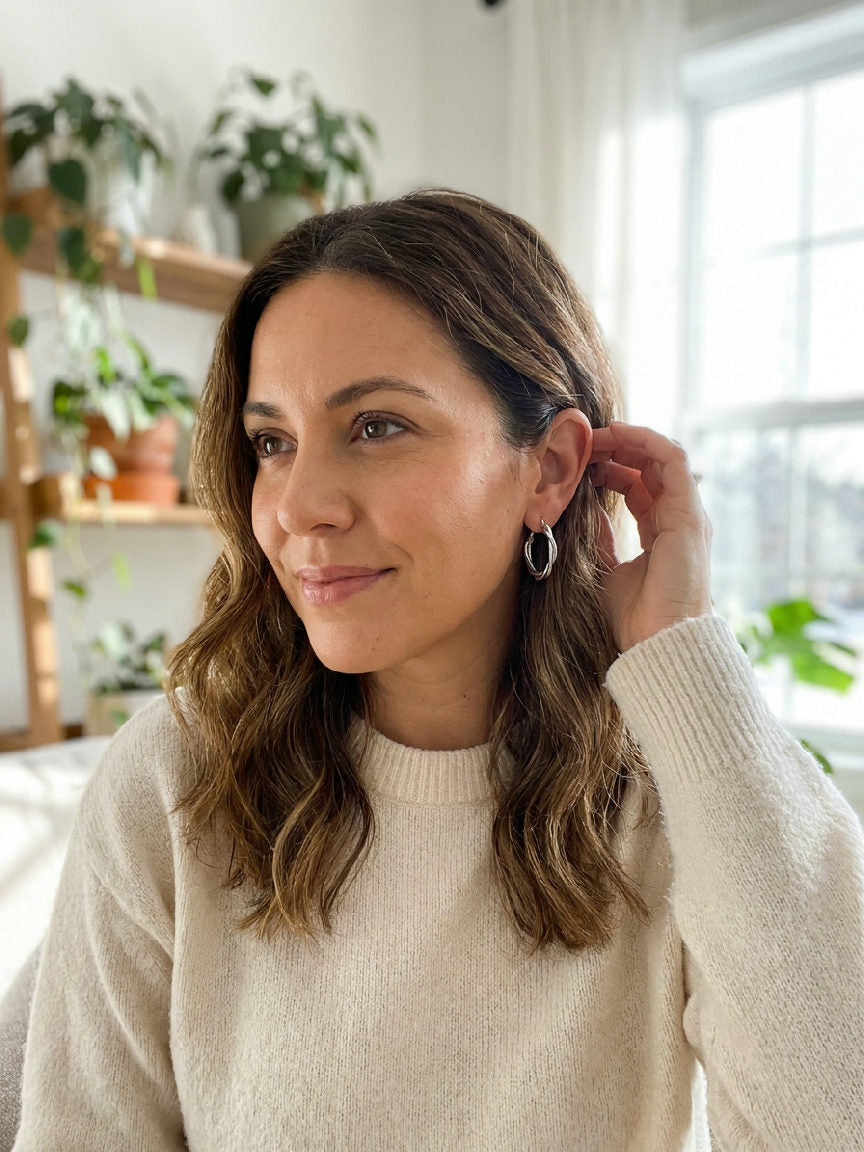 Elegante zilverkleurige gedraaide oorbellen, perfect voor een stijlvolle dagelijkse look, gedragen door een model.
