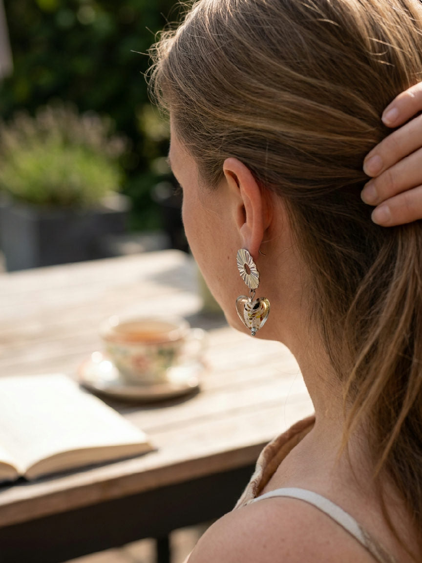 Elegante stainless steel oorhaken met glazen hartje, perfect voor een stijlvolle outfit, draagcomfort en glans
