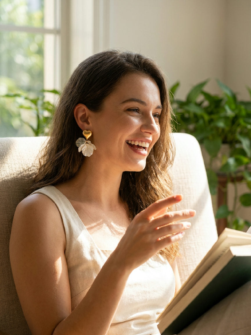Gouden bloem oorbellen van roestvrij staal, elegant gedragen, perfect voor een stijlvolle outfit