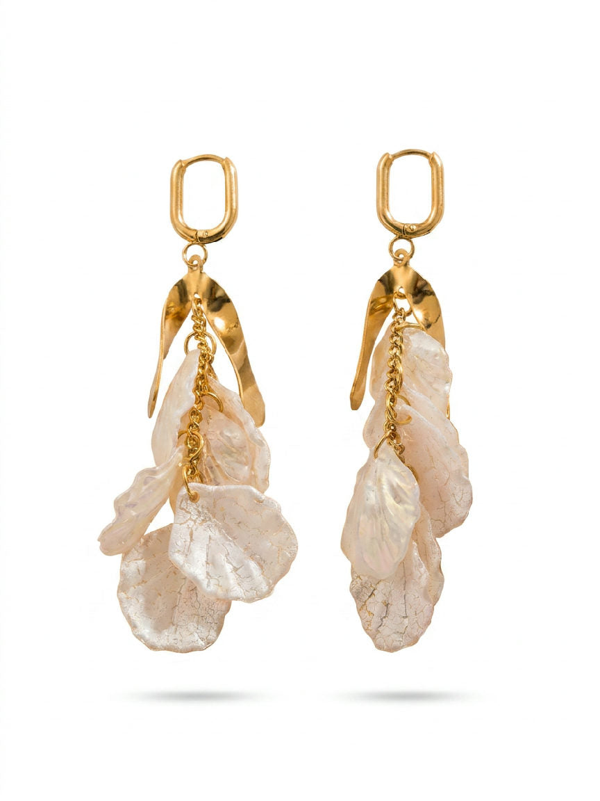 Glinsterende gouden oorstekers met een prachtig gedetailleerd bloemblaadjesmotief, perfect voor een elegante look