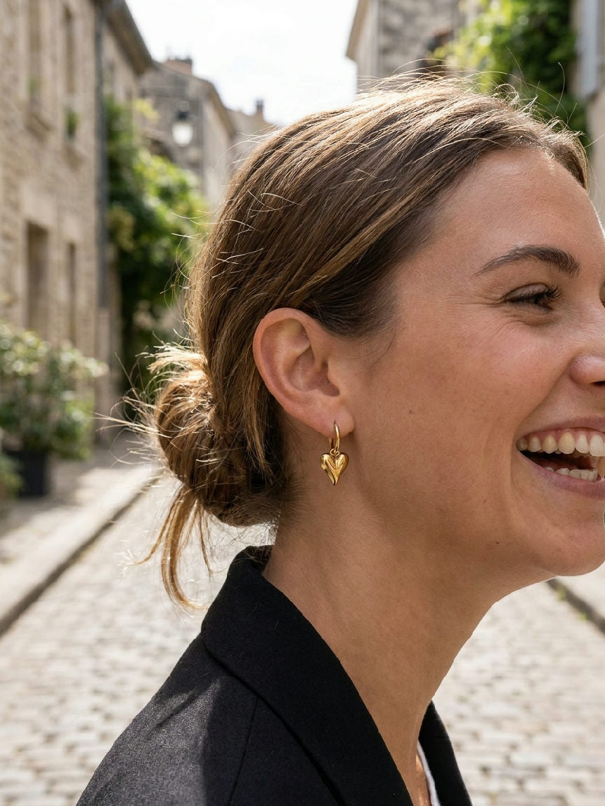 Gouden creool oorbellen van roestvrij staal, elegant gedragen door een model, perfect voor een stijlvolle outfit