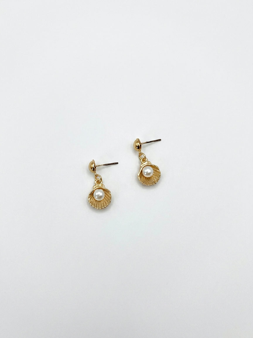 Gouden schelpvormige oorbellen, elegant en lichtgewicht, perfect voor een zomerse of alledaagse look