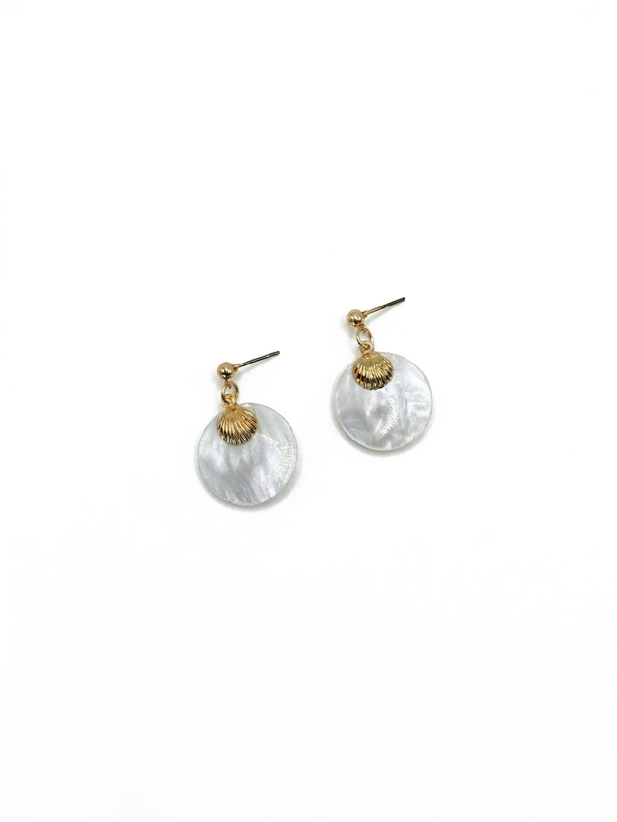 Elegante, goudkleurige schelp oorbellen met een glanzende afwerking, perfect voor een zomerse, strandlook