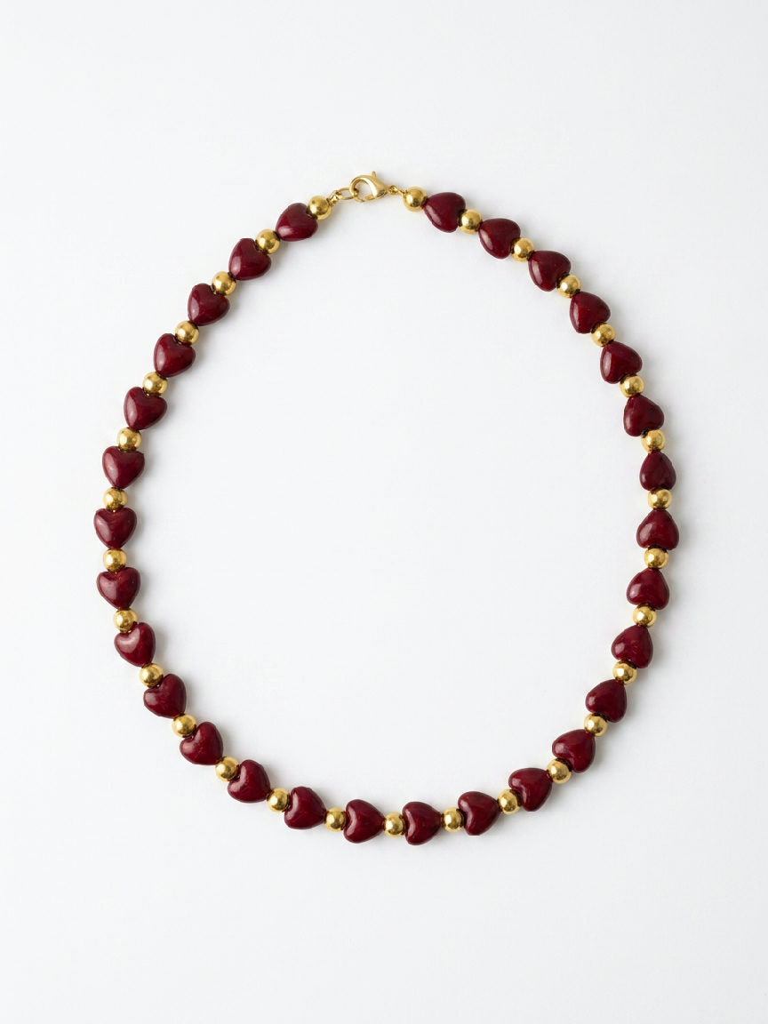 Hartjes ketting in een opvallende rode kleur, gemaakt van duurzaam roestvrij staal, perfect als romantisch accessoire