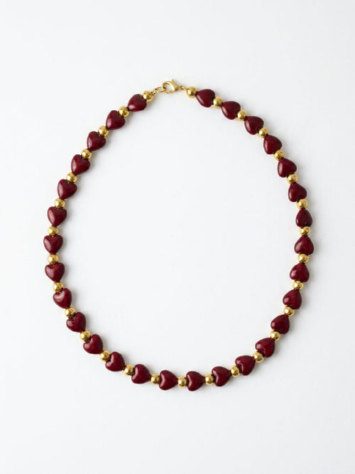 Hartjes ketting in een opvallende rode kleur, gemaakt van duurzaam roestvrij staal, perfect als romantisch accessoire