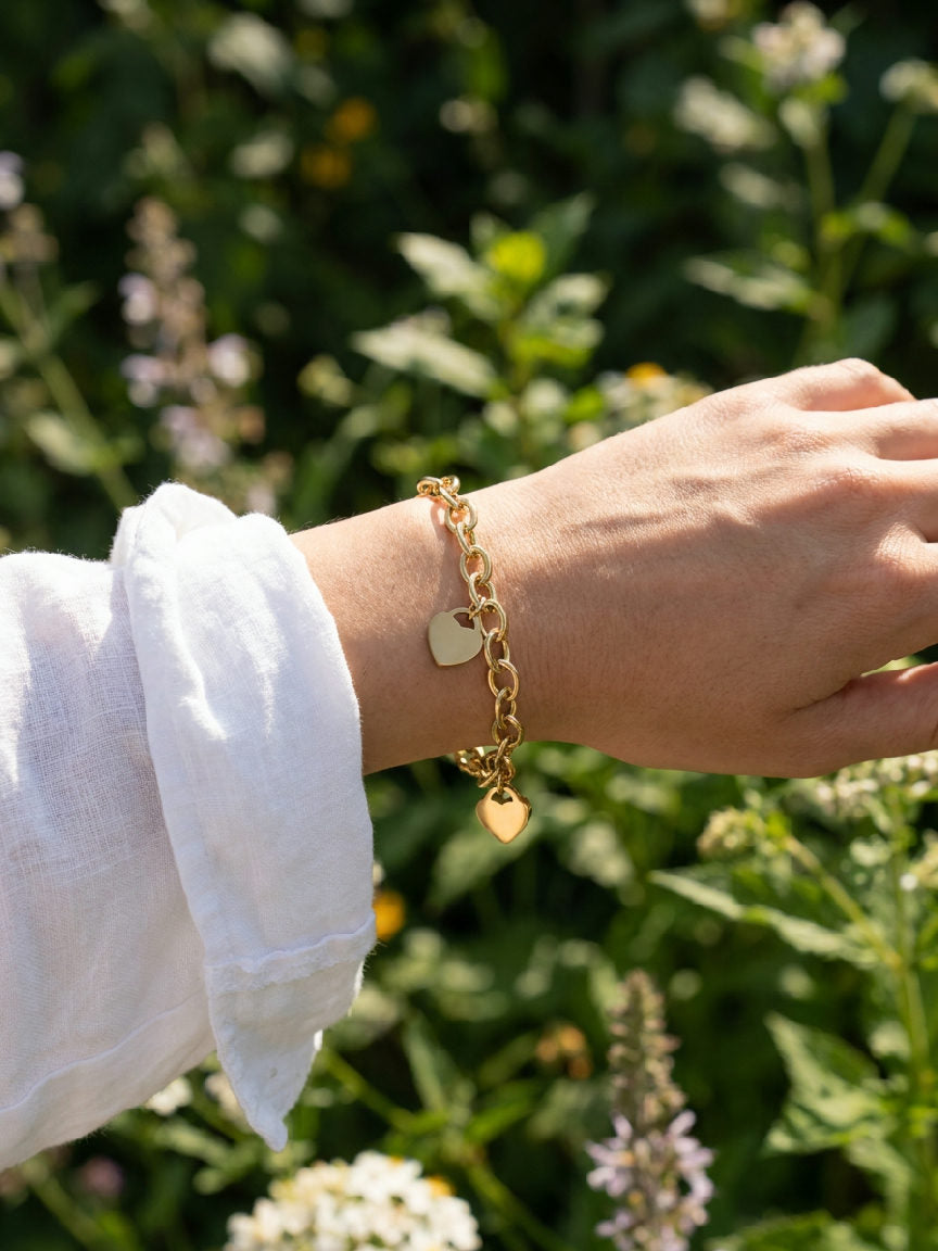 Elegante stalen armband van Heartlink om de pols van een vrouw, perfect voor een zomerse dag en bijpassende outfit