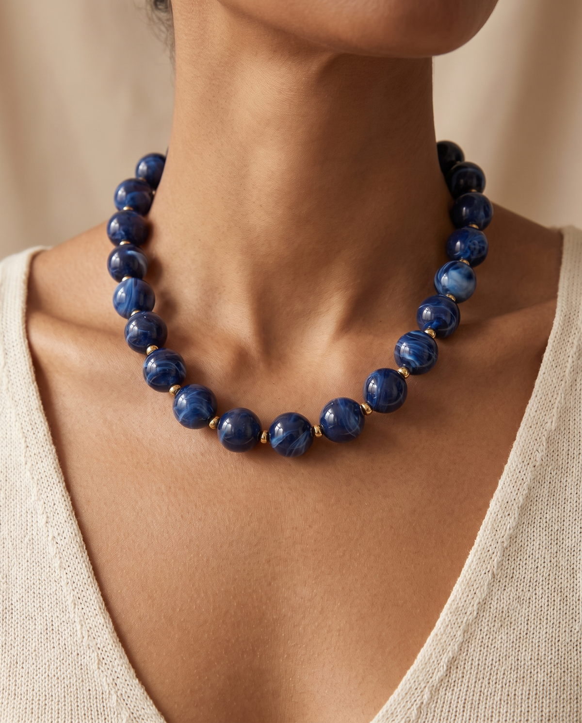 AI-gegenereerde social media productfoto van de blauwe Kyra kralenketting, gedragen door een model
