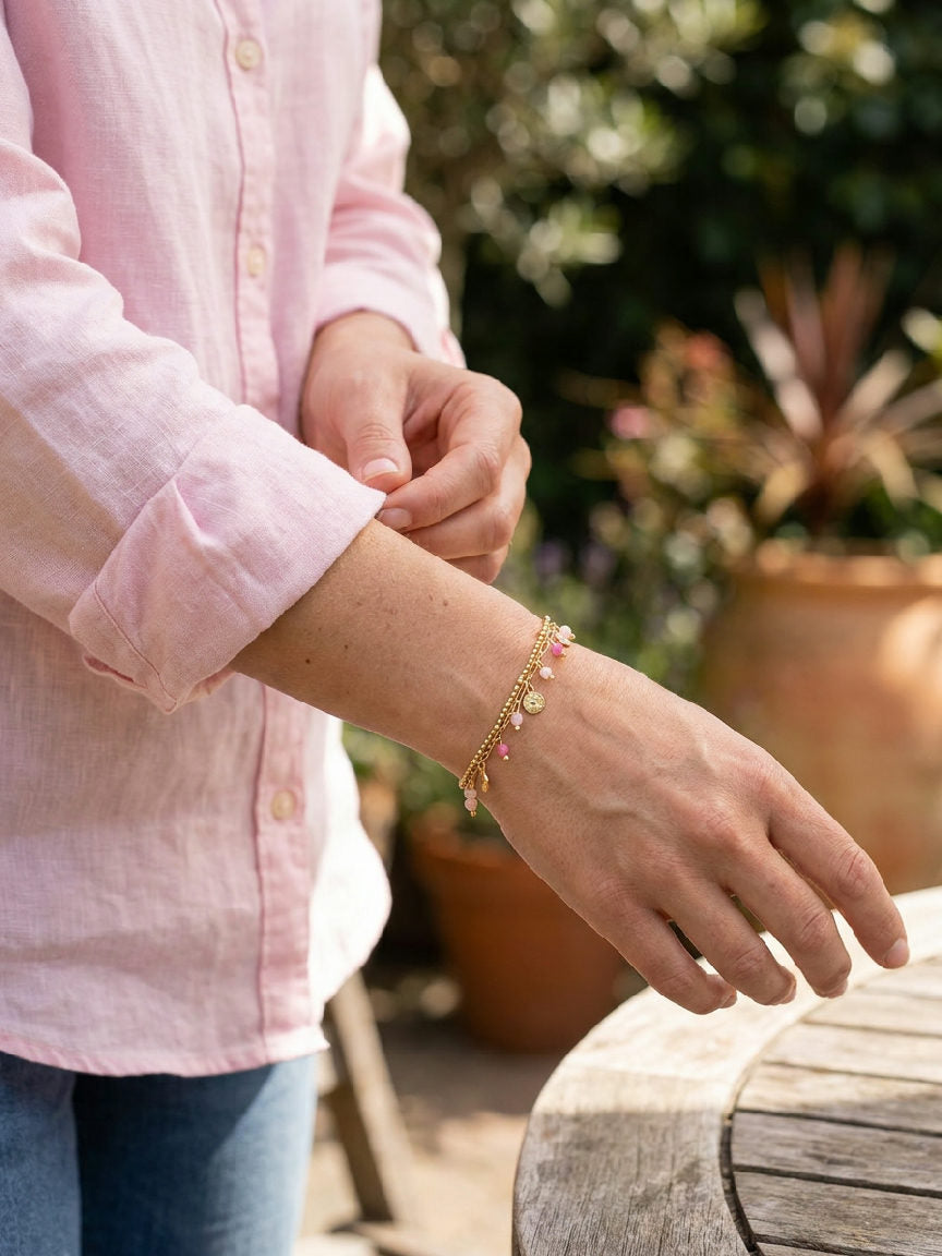 De Ilana roestvrijstalen armband, met een vleugje roze voor een subtiele en verfijnde look, gedragen om de pols