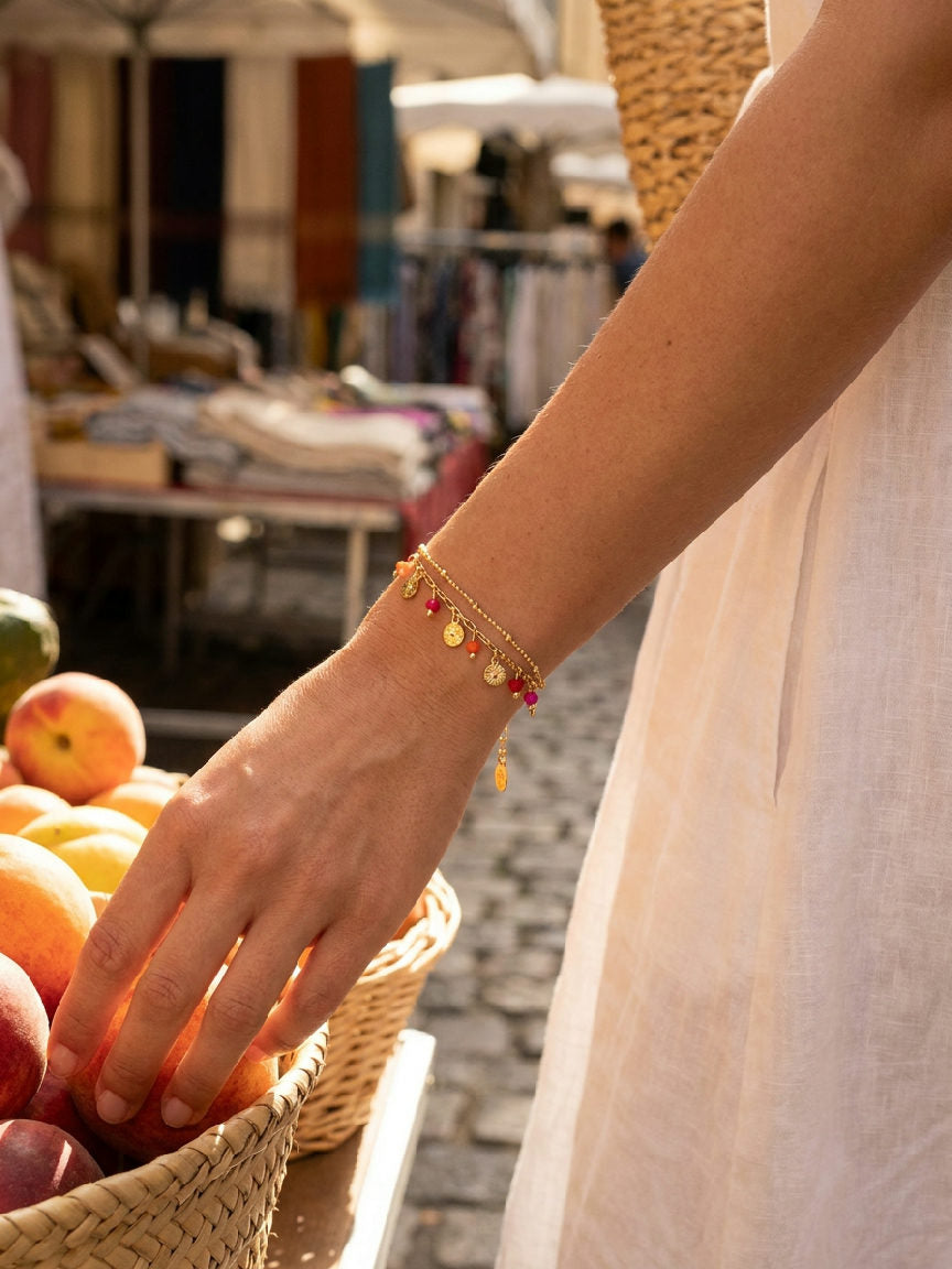 Zomers oranje roestvrijstalen armbandje, strak om de pols van een persoon, helder en glanzend in daglicht