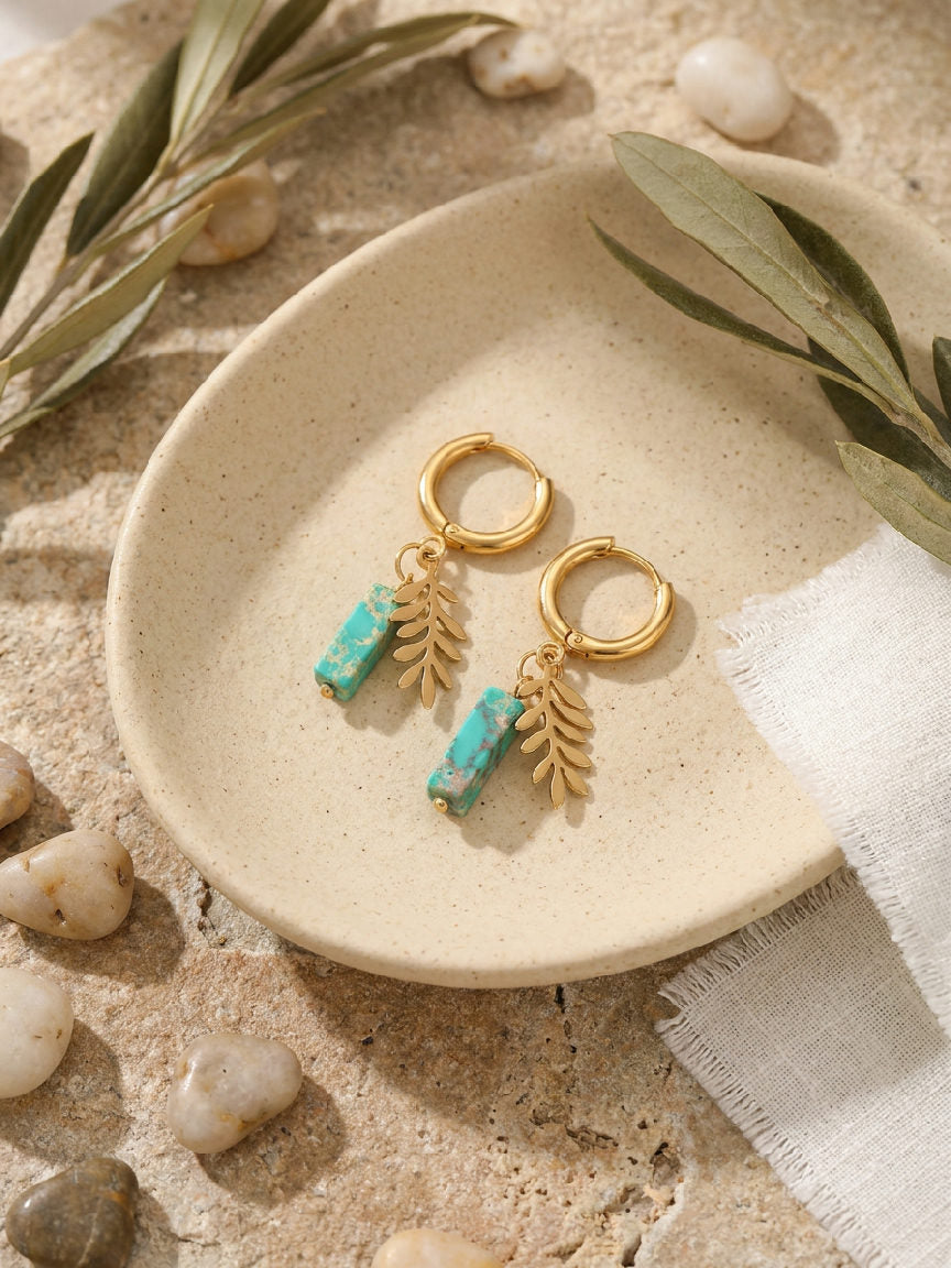 Isla oorbellen: gouden stainless steel creolen met turquoise steen en blad bedel, nieuw collectie dames sieraden