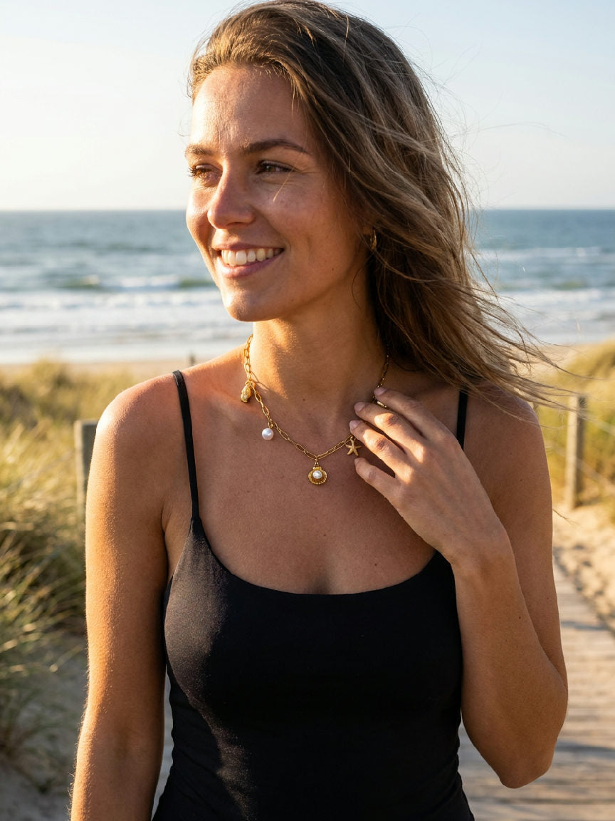 Eenvoudige zilverkleurige roestvrijstalen ketting met kleine schakels, elegant en strak om de nek gedragen