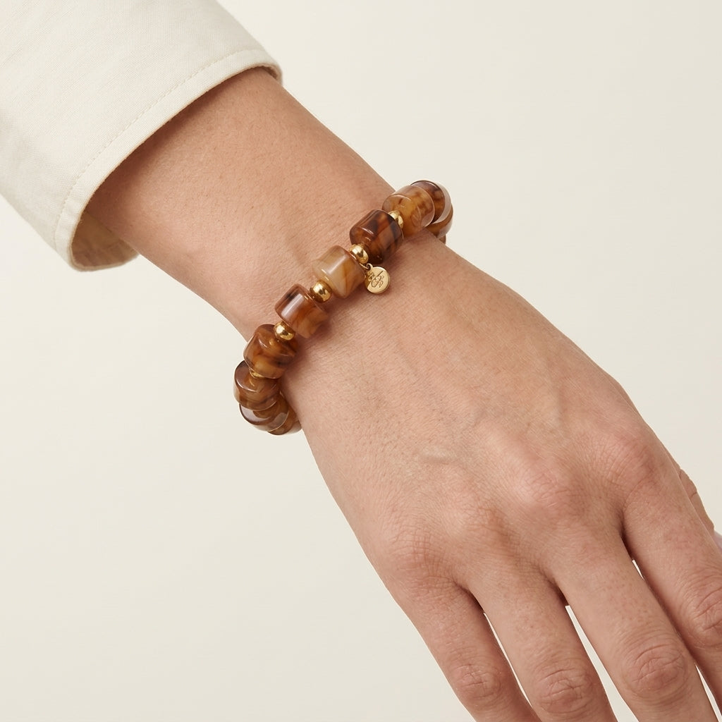 Kyra - Armband - Acryl – Koffiebruin gedragen door model