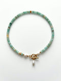 Mila kralenketting zeegroen, gemaakt van amazoet-achtige kralen met een gouden T-sluiting en pareldetails, stainless steel.