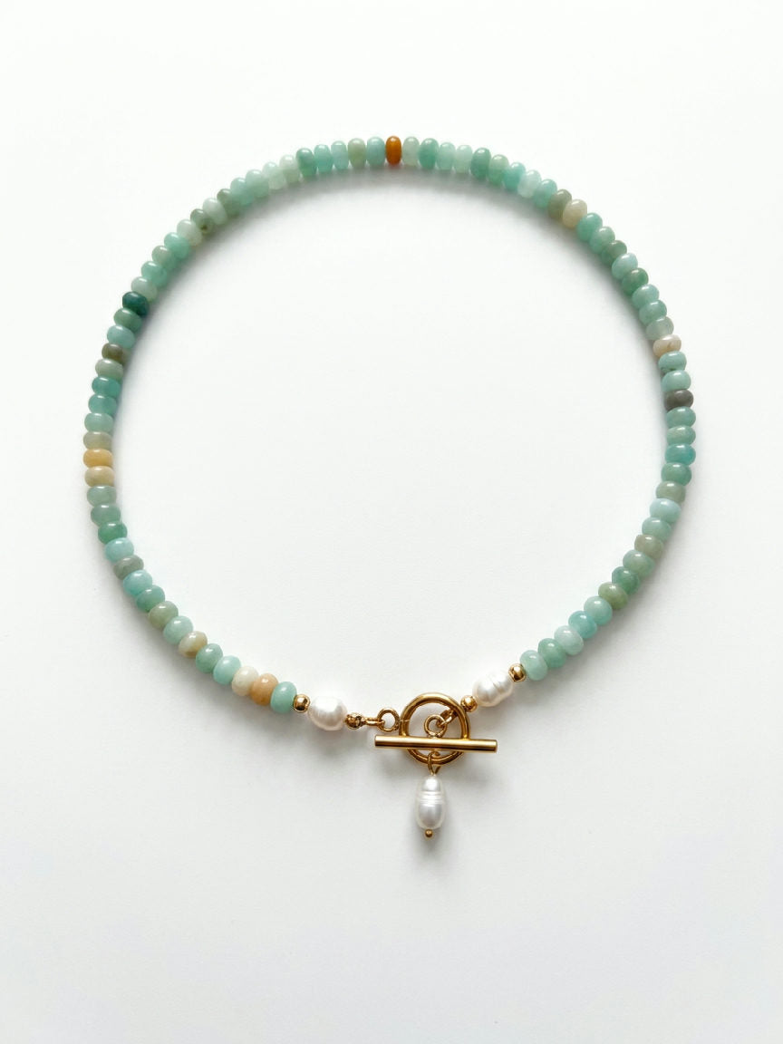 Mila kralenketting zeegroen, gemaakt van amazoet-achtige kralen met een gouden T-sluiting en pareldetails, stainless steel.