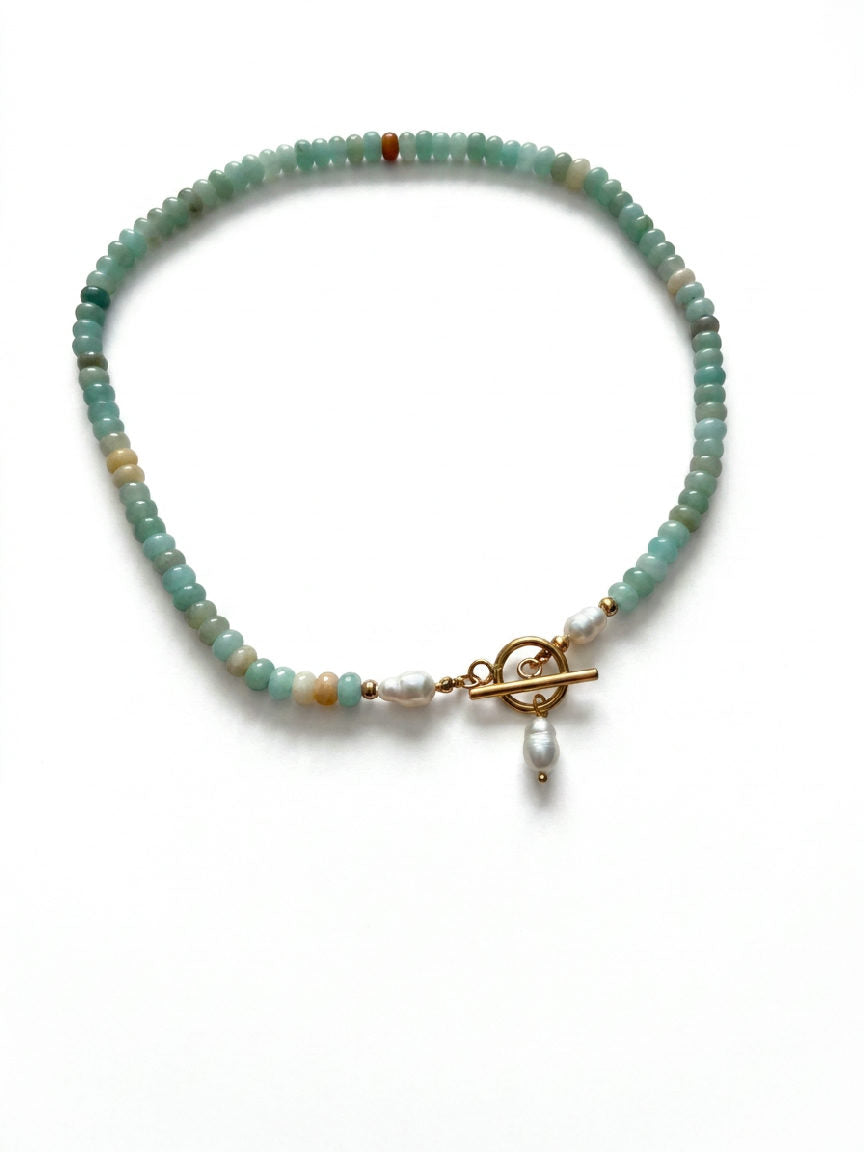 Mila zeegroene kralenketting met rvs sluiting, goudkleurige toggle, en zoetwaterparels voor een stijlvolle look