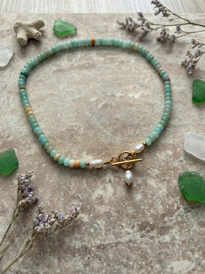Mila kralenketting zeegroen van stainless steel met zoetwaterparels en gouden toggle sluiting