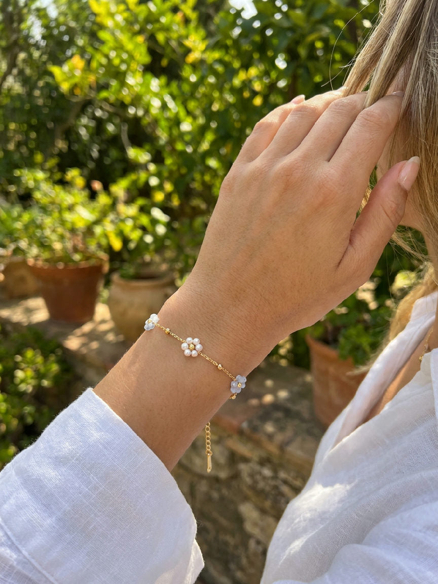 Stijlvolle lichtblauwe roestvrijstalen armband, perfect gedragen door een model voor een zomers gevoel