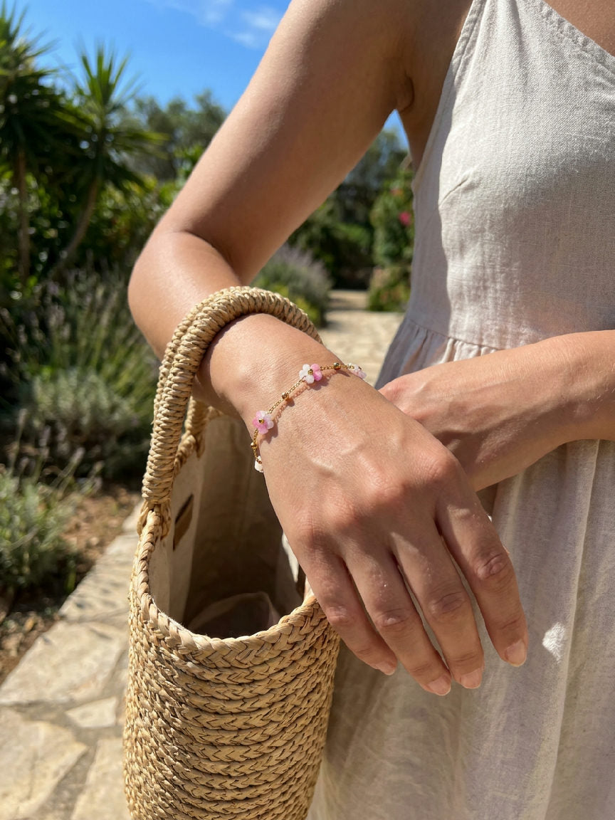 Roze roestvrijstalen Miranda armband om de pols van een model, geschikt voor zomerse dagen