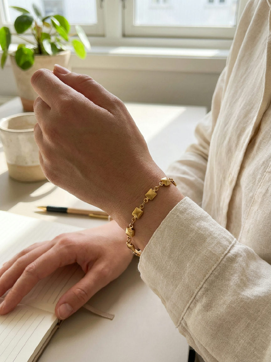 Vrouwenpols met minimalistische zilverkleurige roestvrijstalen Nola armband, elegant en discreet in gebruik
