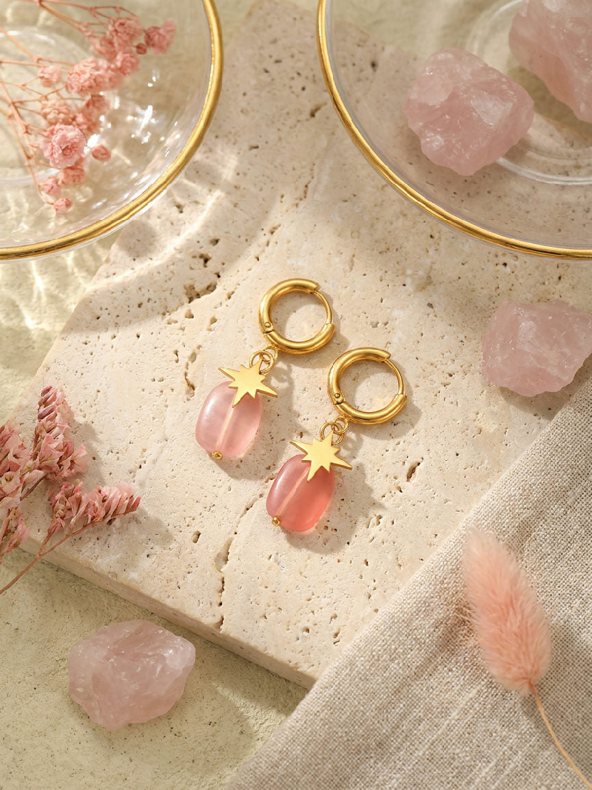 Nova oorbellen goudkleurig stainless steel met roze steen en sterretjes hanger